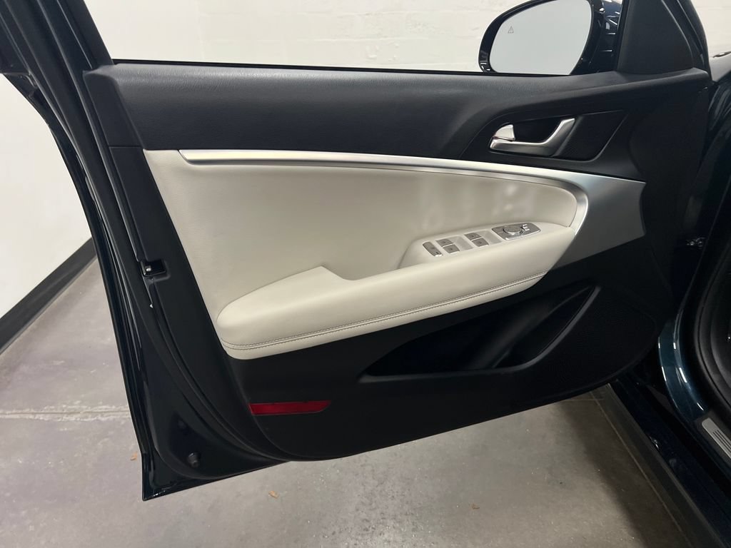 Used 2024 Genesis G70 2.5T RWD image 10