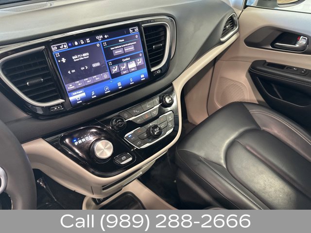 Used 2023 Chrysler Pacifica Touring-L FWD image 16
