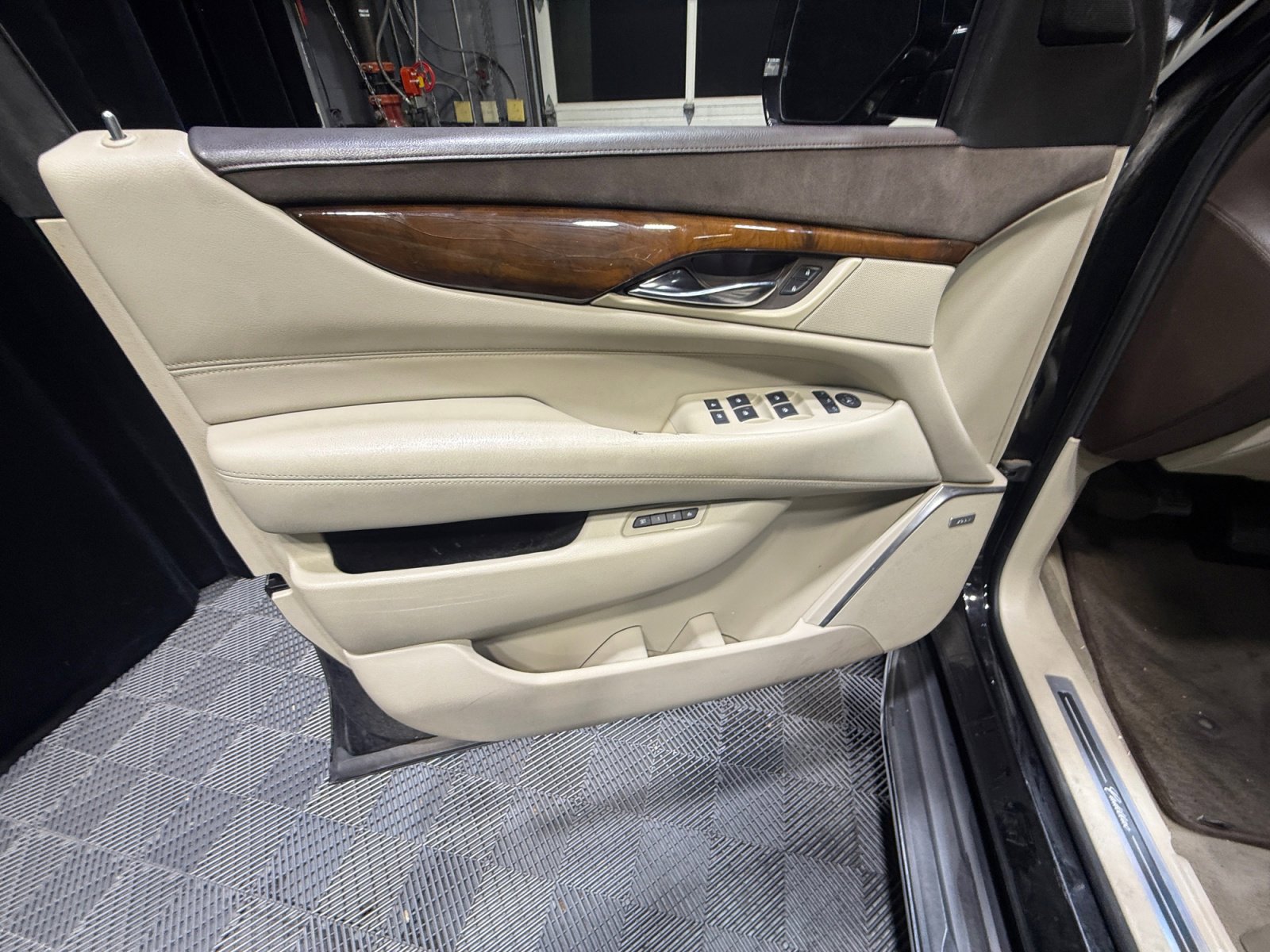 Used 2016 Cadillac Escalade Luxury AWD/4WD image 13