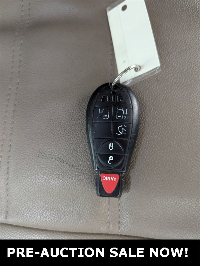 Used 2014 Chrysler Town & Country Touring image 27