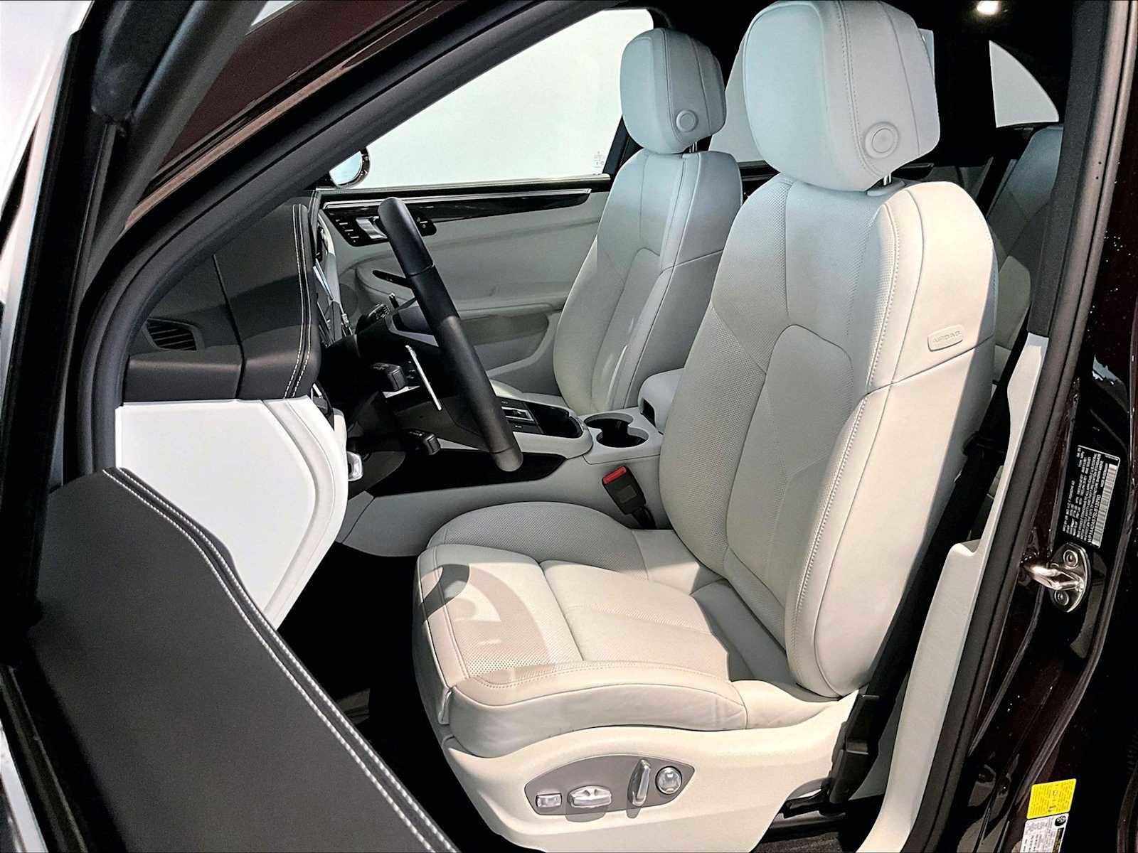 Used 2025 Porsche Macan image 8