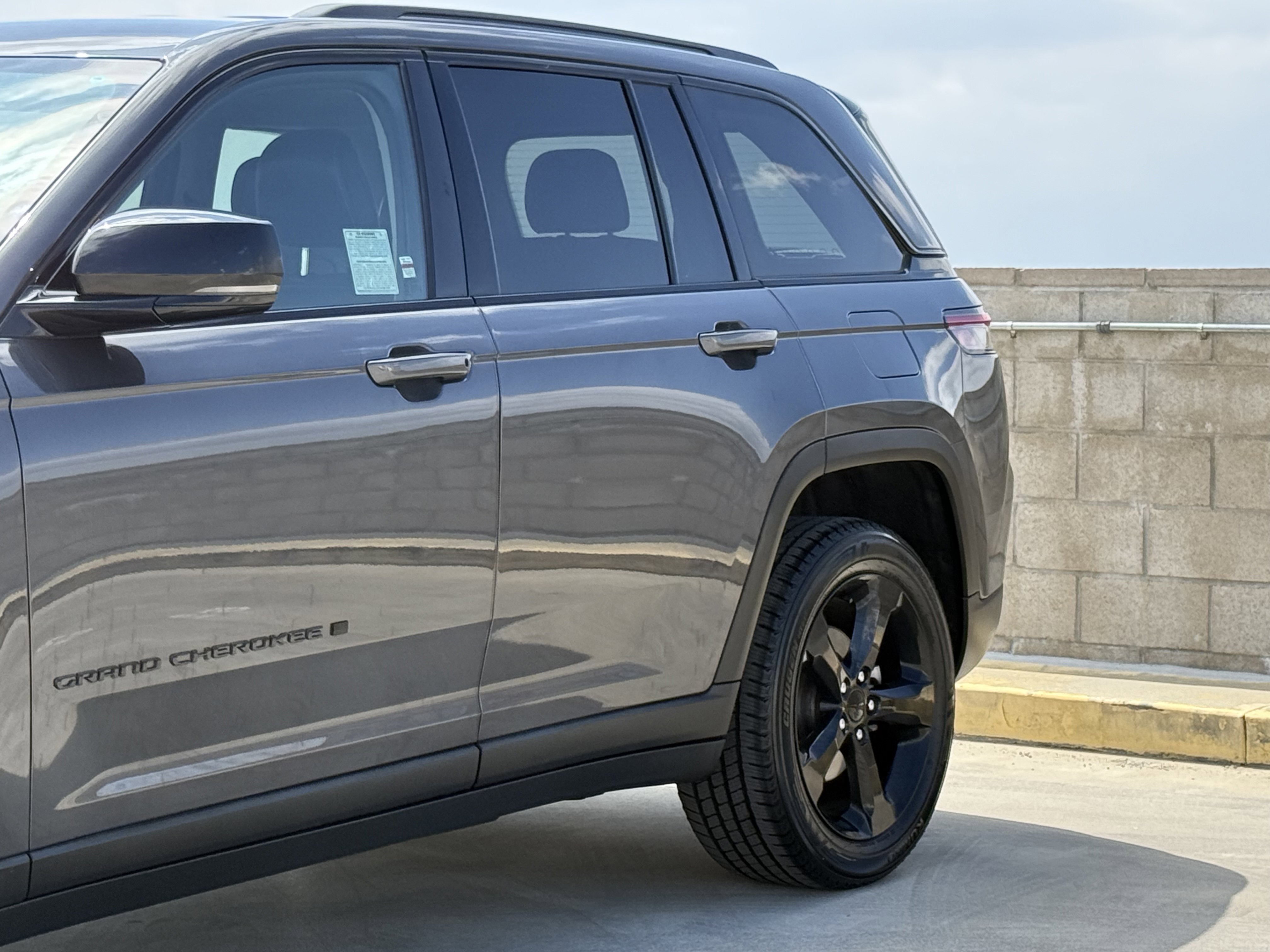 Used 2024 Jeep Grand Cherokee Limited w/ Black Appearance Package RWD image 8