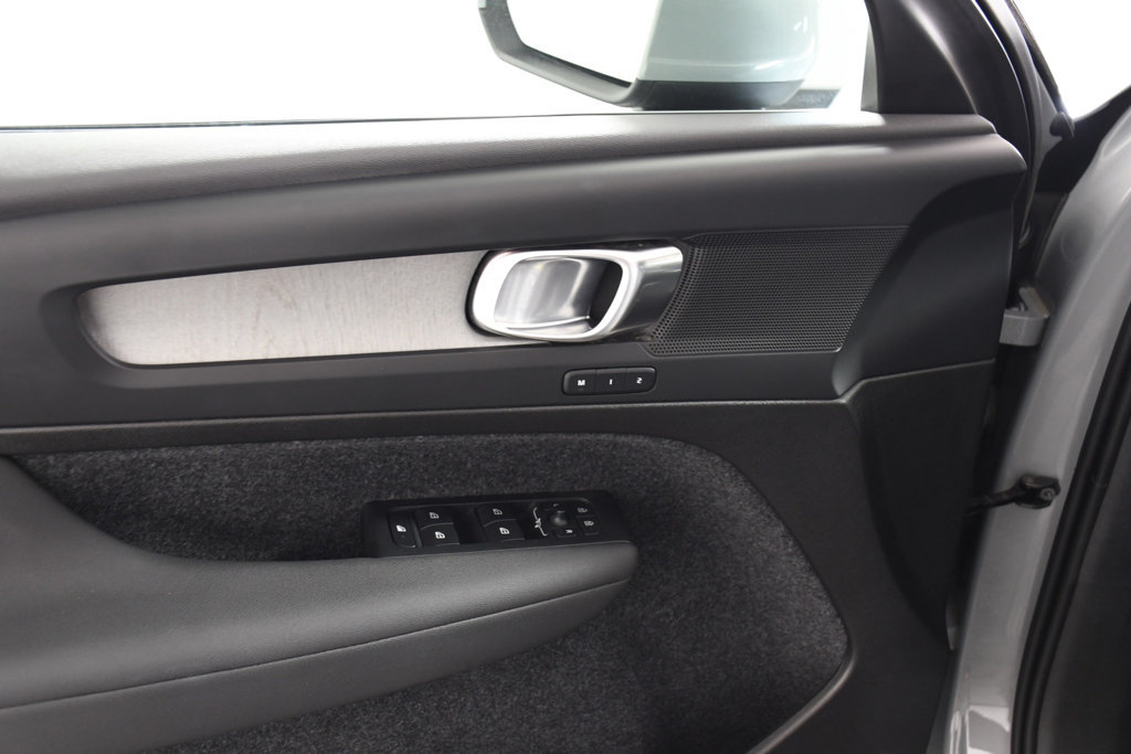 Used 2025 Volvo XC40 B5 Plus AWD/4WD image 15