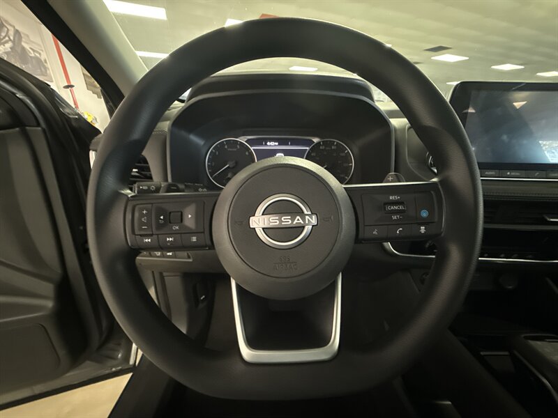 Used 2024 Nissan Rogue SV FWD image 33