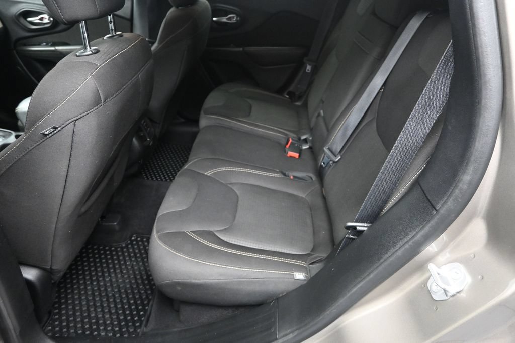 Used 2017 Jeep Cherokee Latitude w/ Cold Weather Group FWD image 25