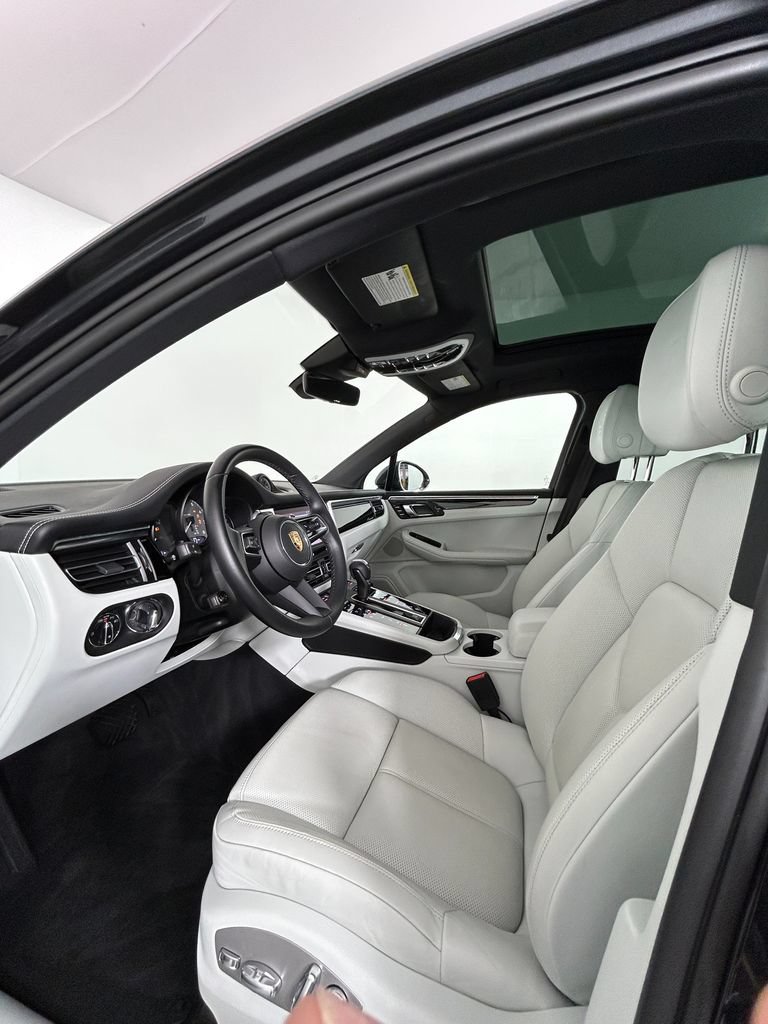 Certified 2023 Porsche Macan S AWD/4WD image 4