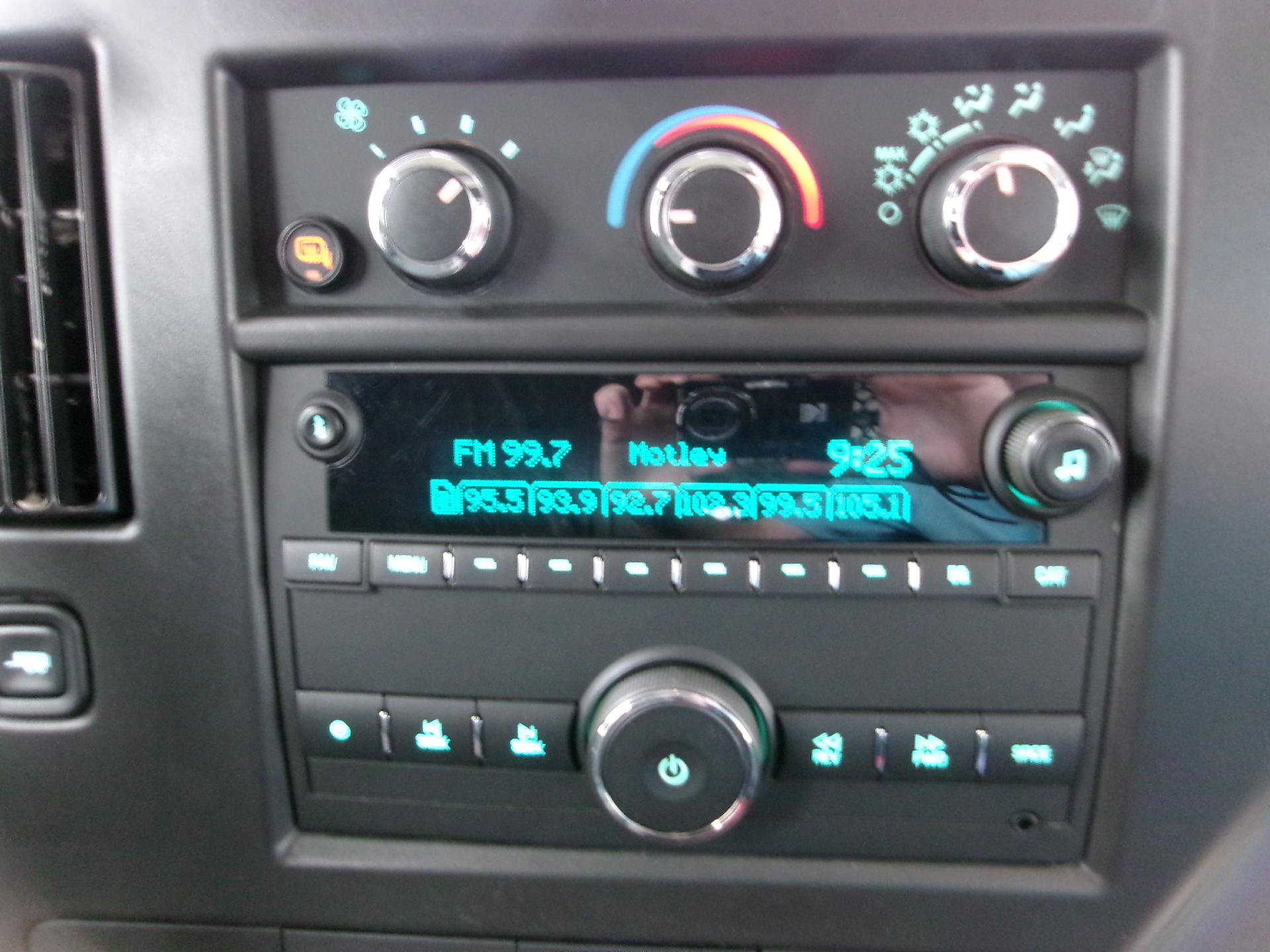 Used 2025 Chevrolet Express 2500 w/ Driver Convenience Package RWD image 7