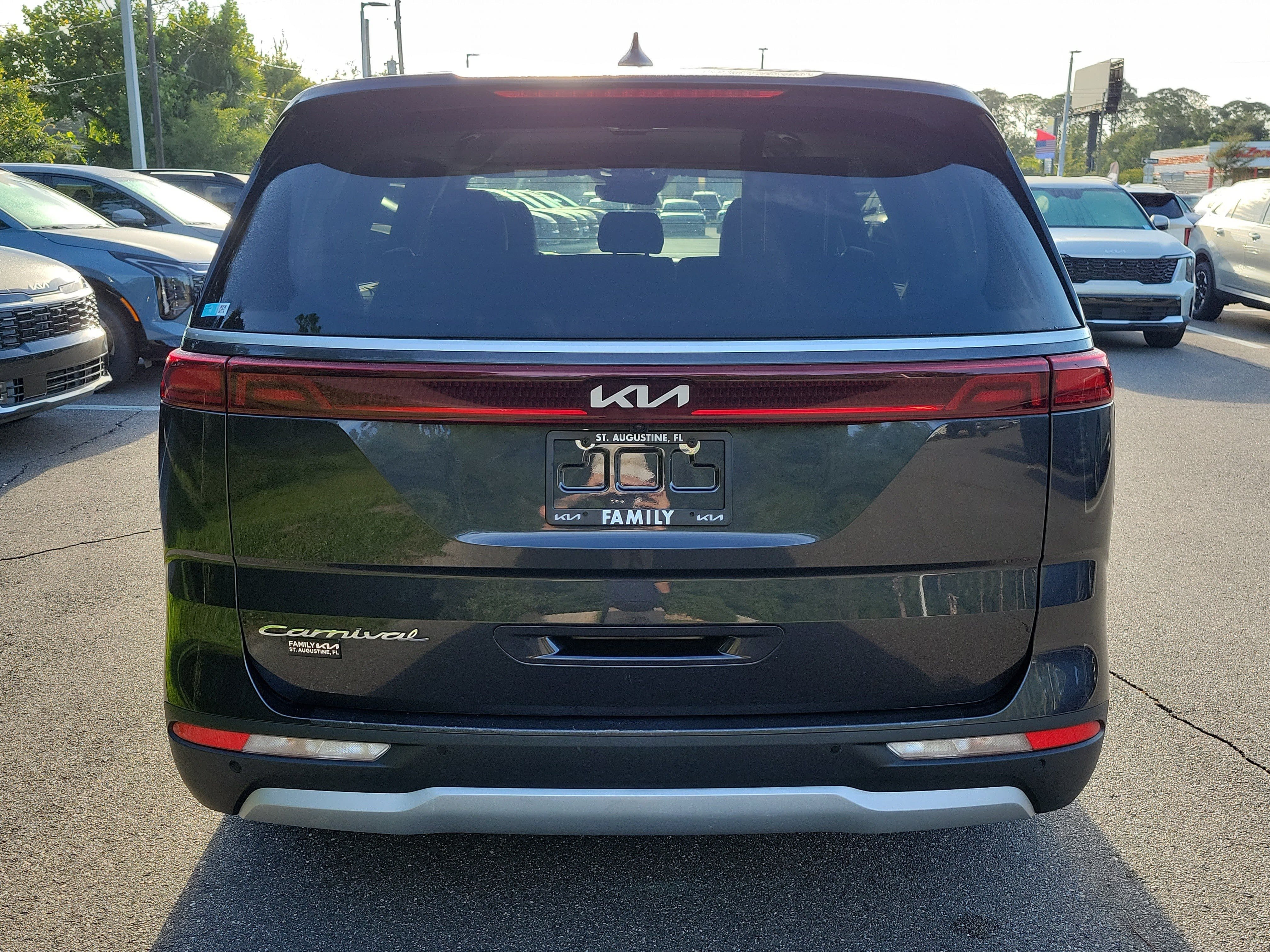 Used 2022 Kia Carnival EX FWD image 4