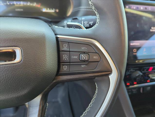 Used 2023 Jeep Grand Cherokee L Limited w/ Black Appearance Package image 15