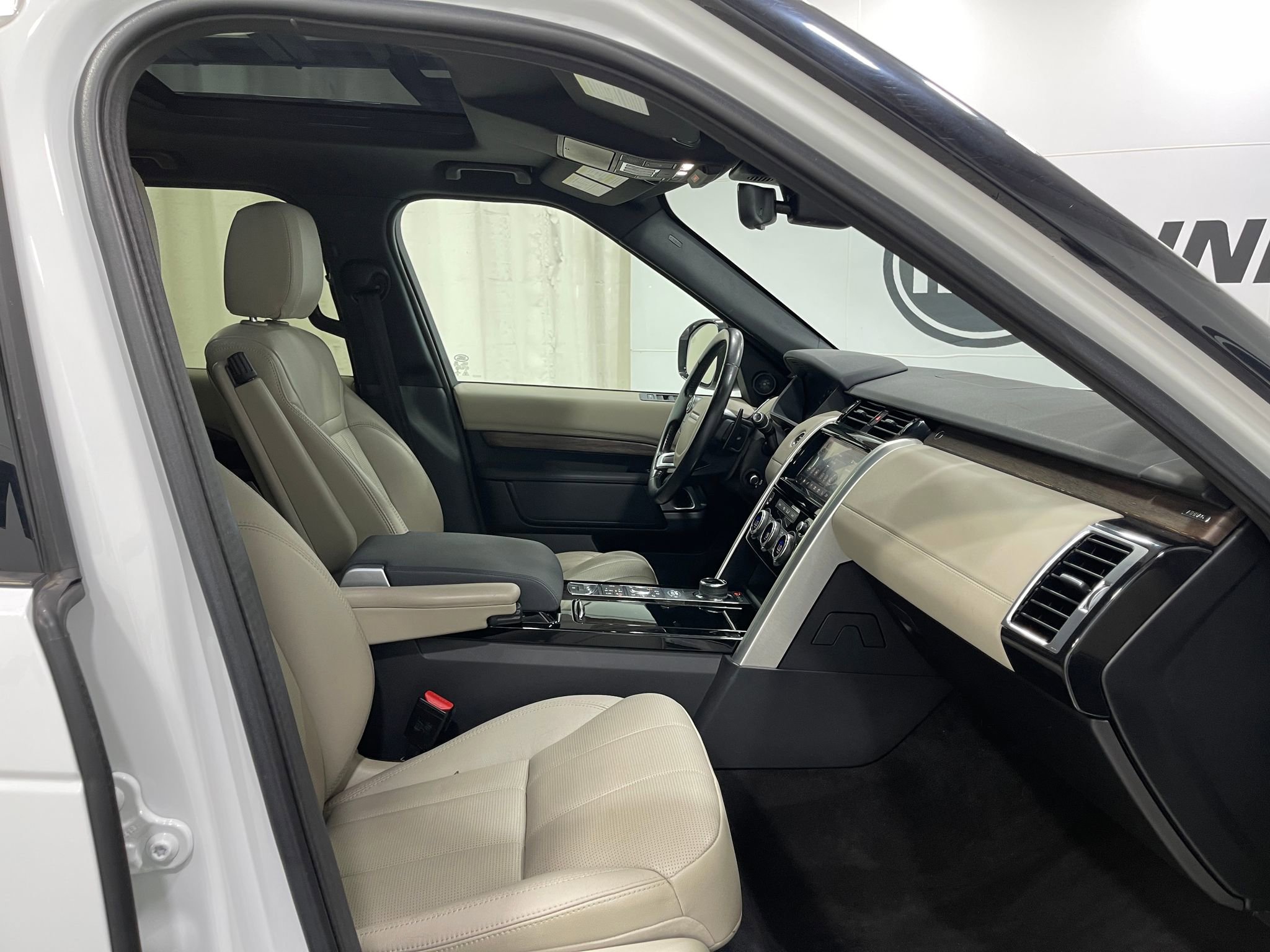 Used 2018 Land Rover Discovery HSE image 34