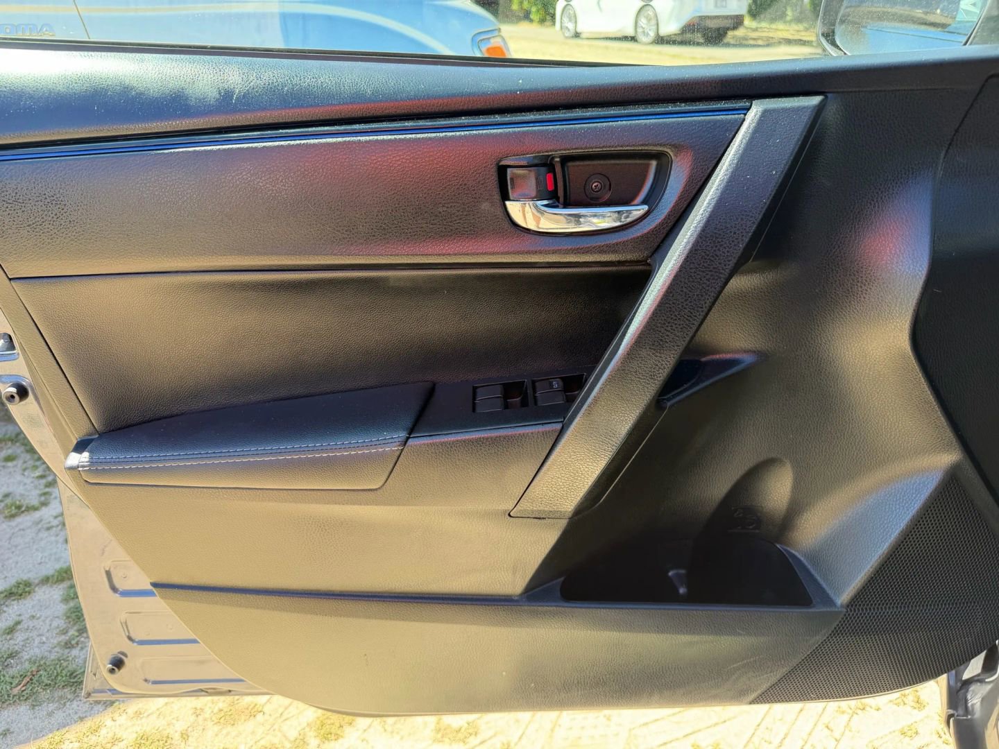 Used 2017 Toyota Corolla SE w/ SE Premium Package FWD image 9