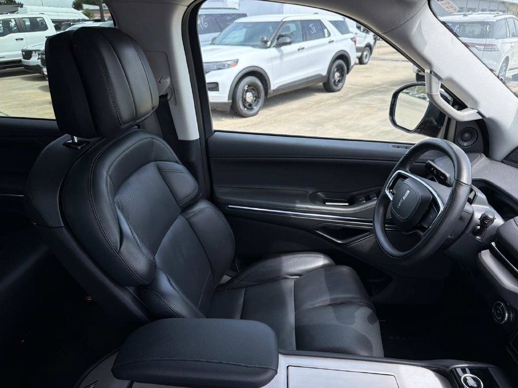 Certified 2025 Lincoln Navigator L Reserve AWD/4WD image 12
