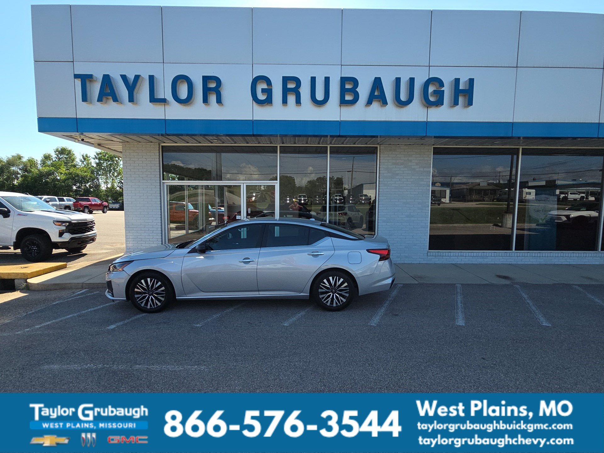 Used 2024 Nissan Altima 2.5 SV FWD image 1