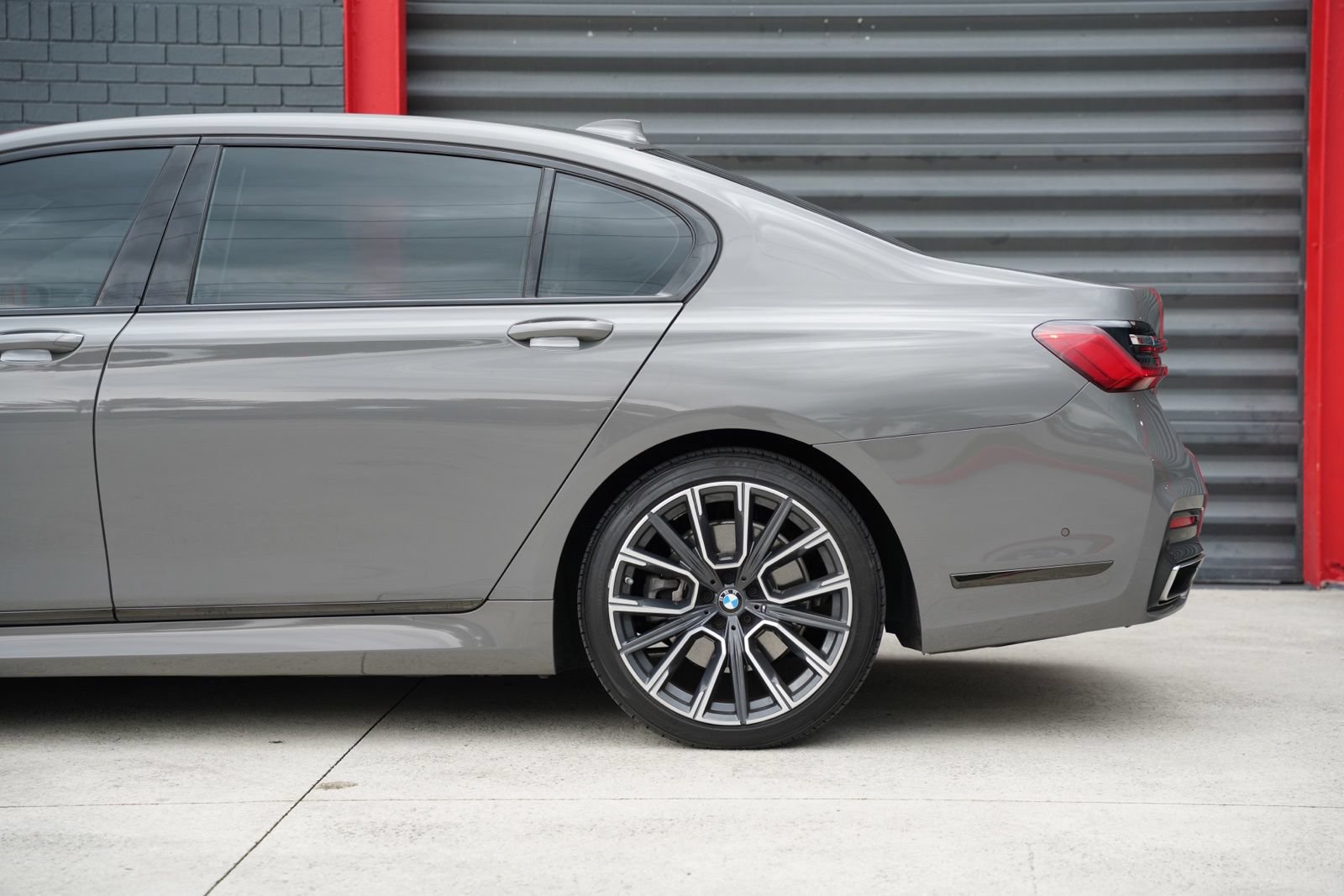 Used 2022 BMW 740i w/ M Sport Package RWD image 11