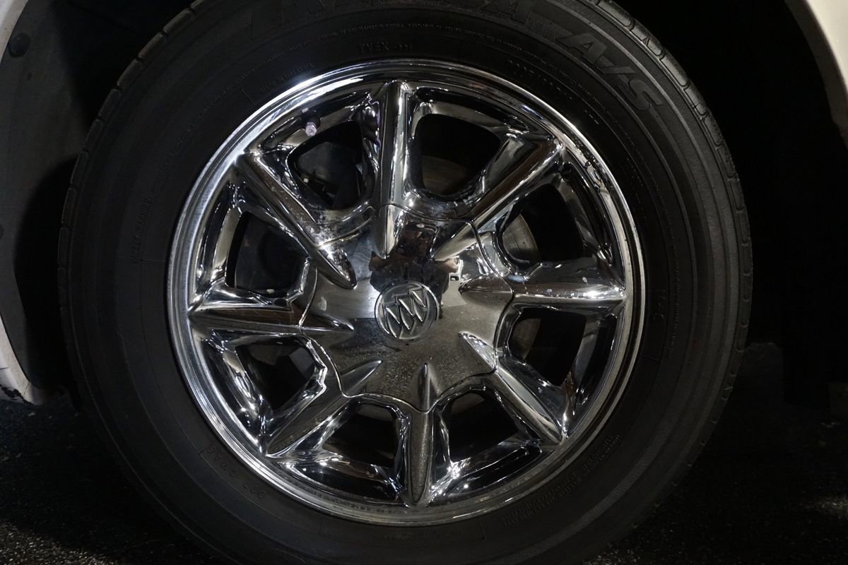 Used 2005 Buick Le Sabre Limited w/ Celebration Edition Package FWD image 3