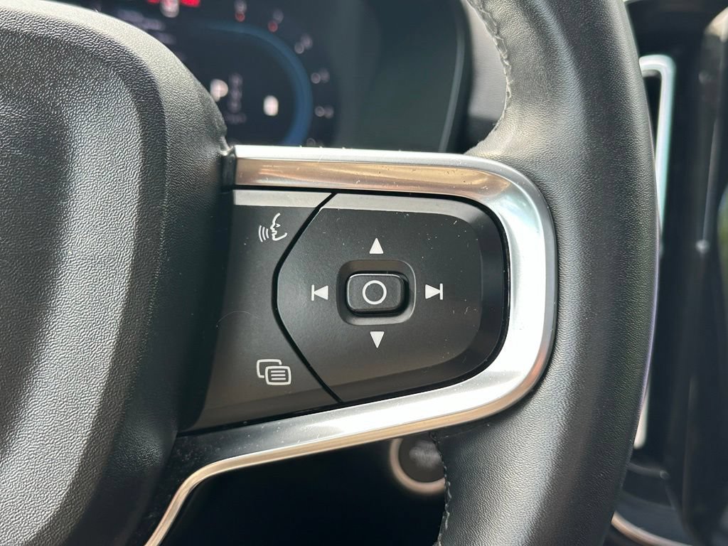 Used 2023 Volvo XC40 B5 Plus AWD/4WD image 25