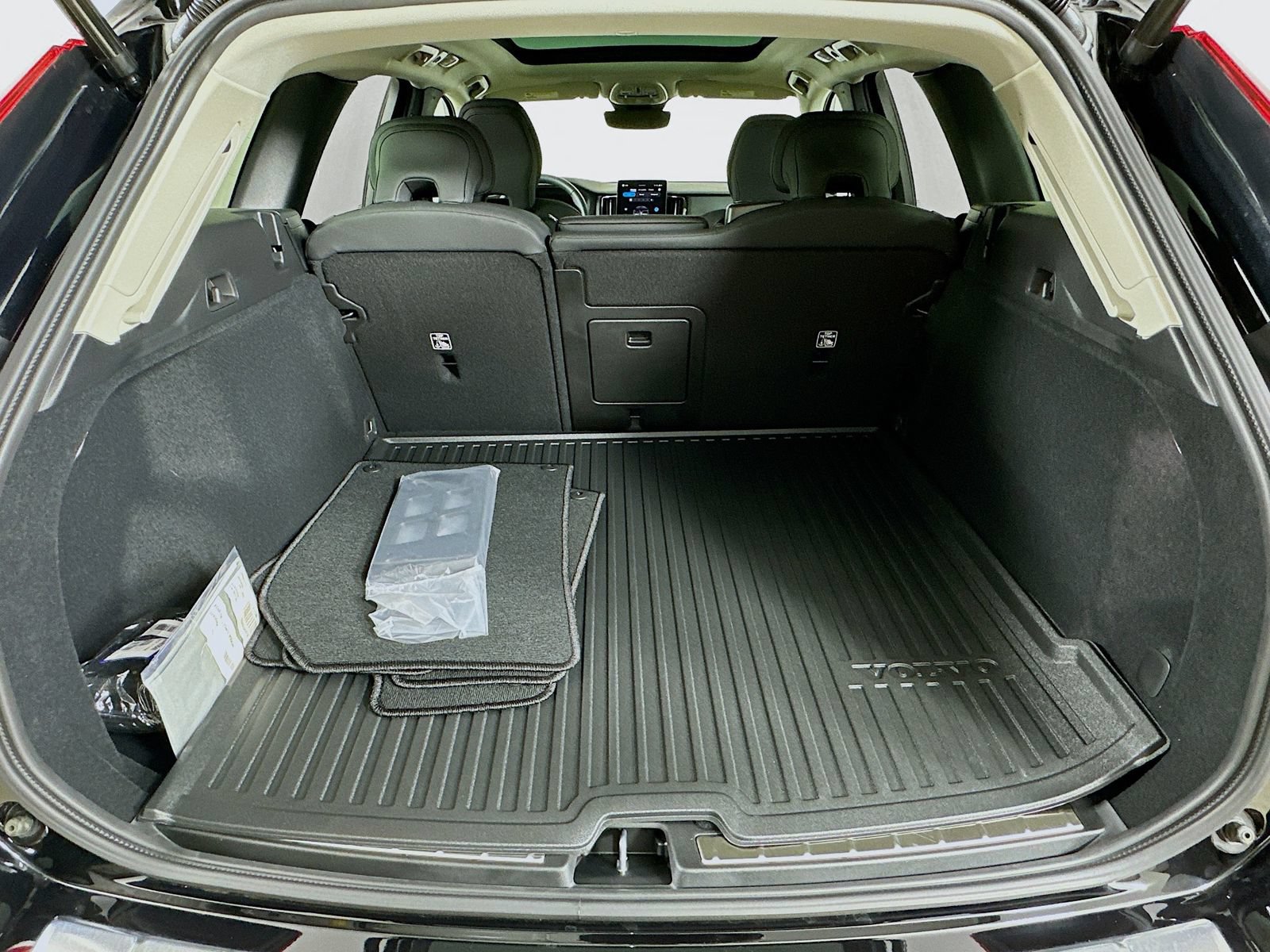 New 2026 Volvo XC60 B5 Plus w/ Protection Package Premier AWD/4WD image 37