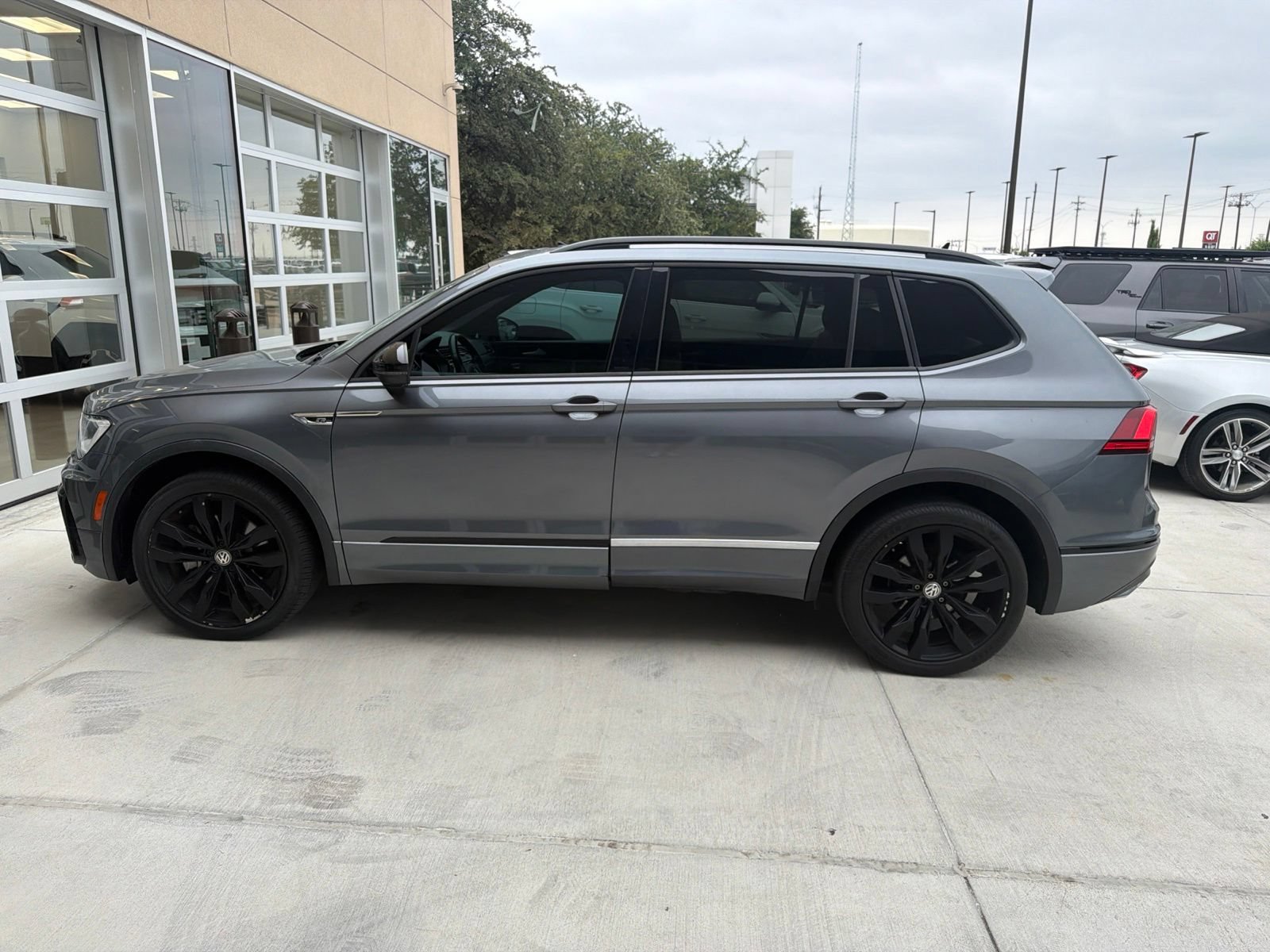 Used 2021 Volkswagen Tiguan SE R-Line FWD image 6