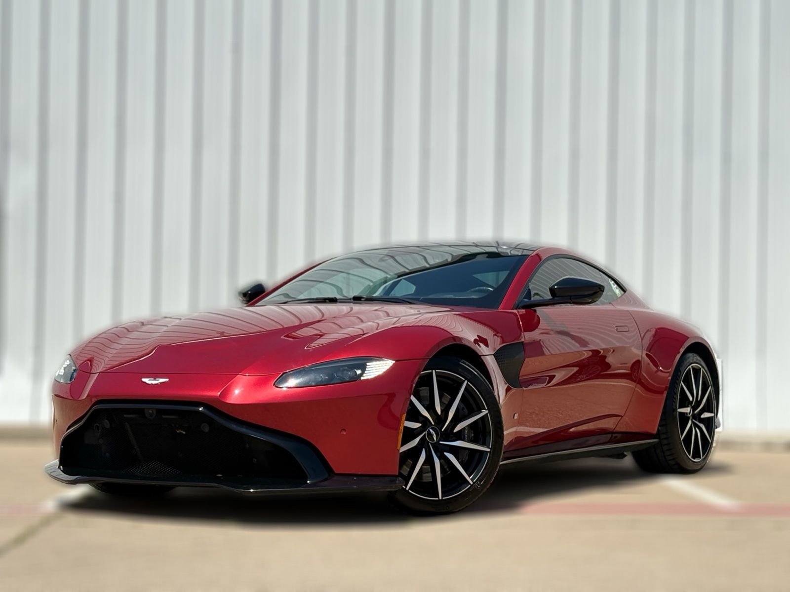 Used 2019 Aston Martin V8 Vantage Coupe RWD image 2