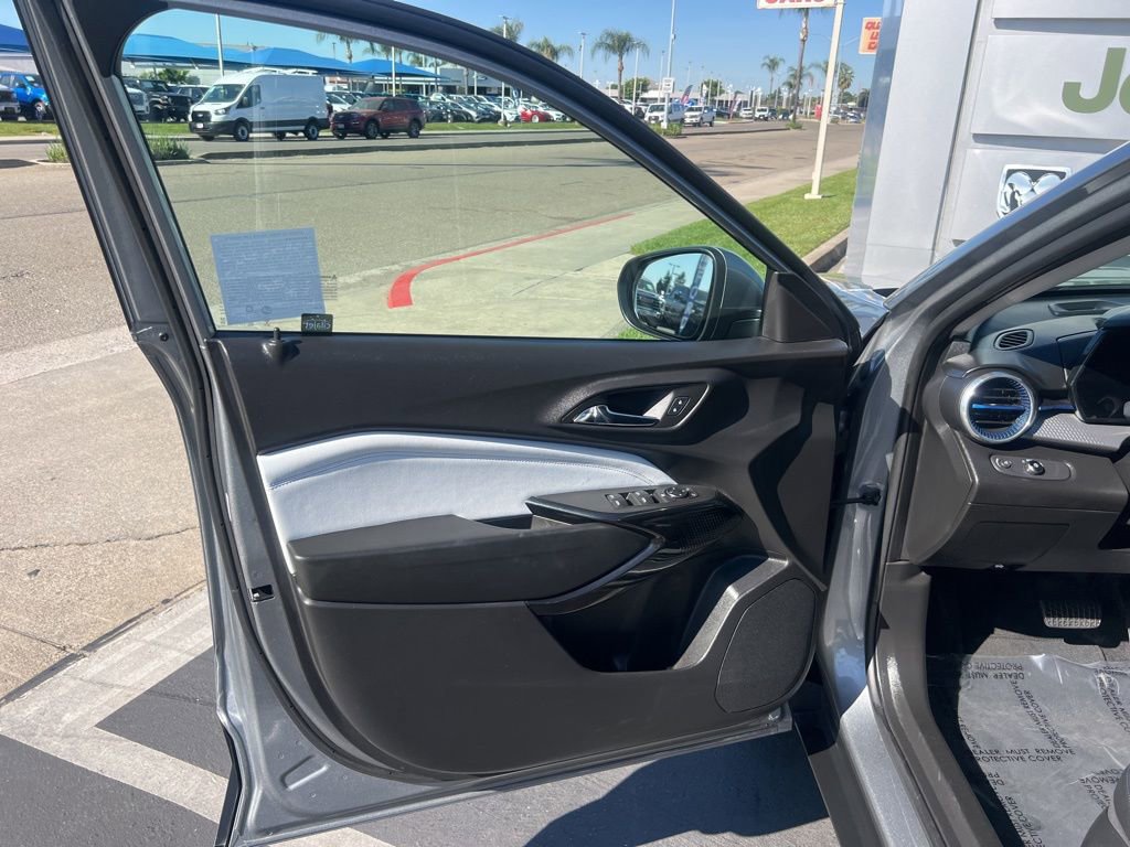 Used 2025 Chevrolet Trax LT FWD image 20