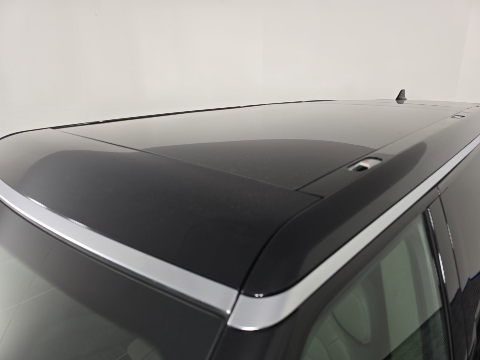 Used 2024 Rivian R1S Adventure image 13