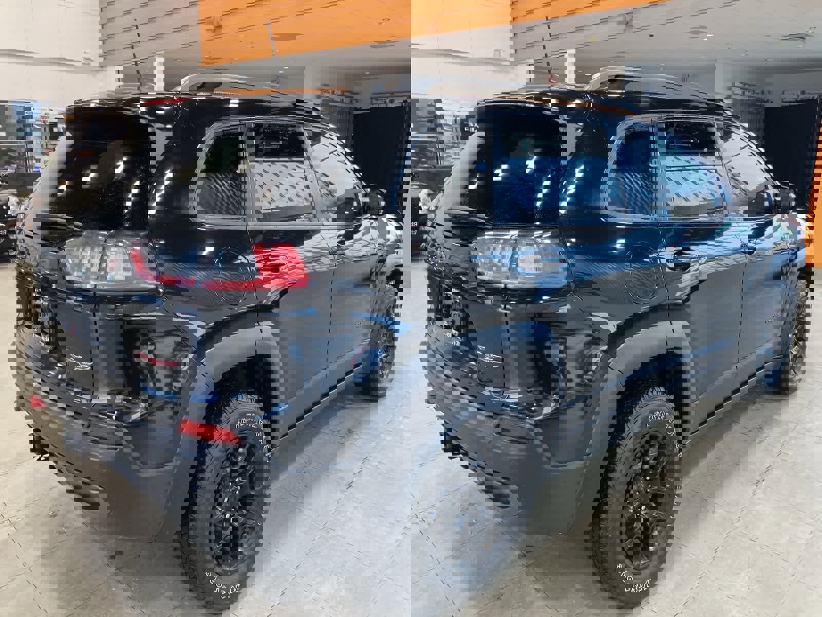 Used 2021 Jeep Cherokee Trailhawk w/ Comfort & Convenience Group image 5