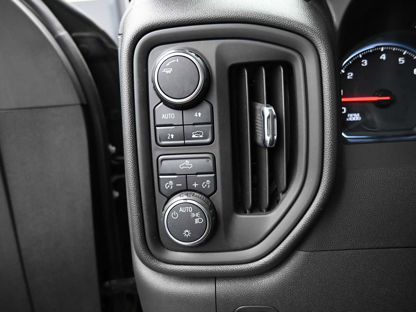 Used 2019 Chevrolet Silverado 1500 Custom w/ Custom Convenience Package AWD/4WD image 10