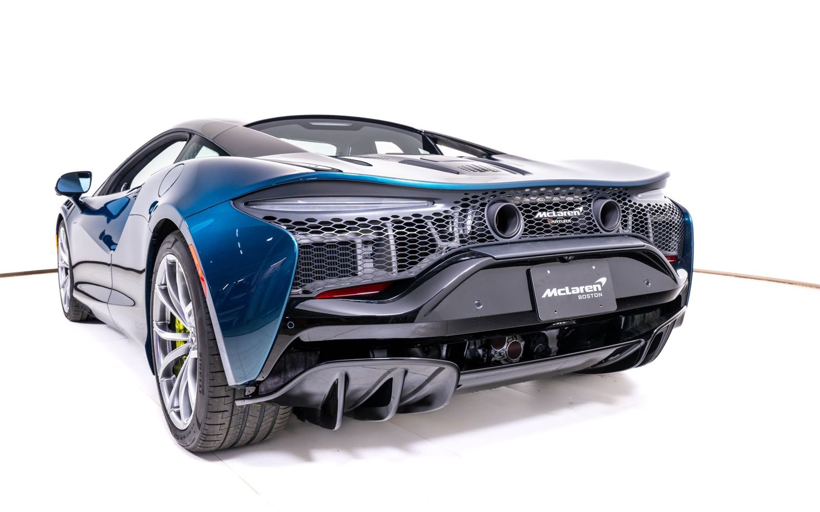 Used 2023 McLaren Artura image 10