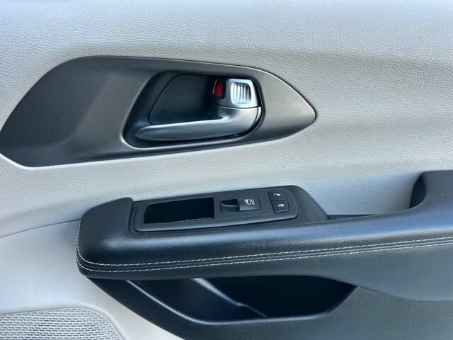 Used 2023 Chrysler Pacifica Touring-L FWD image 21