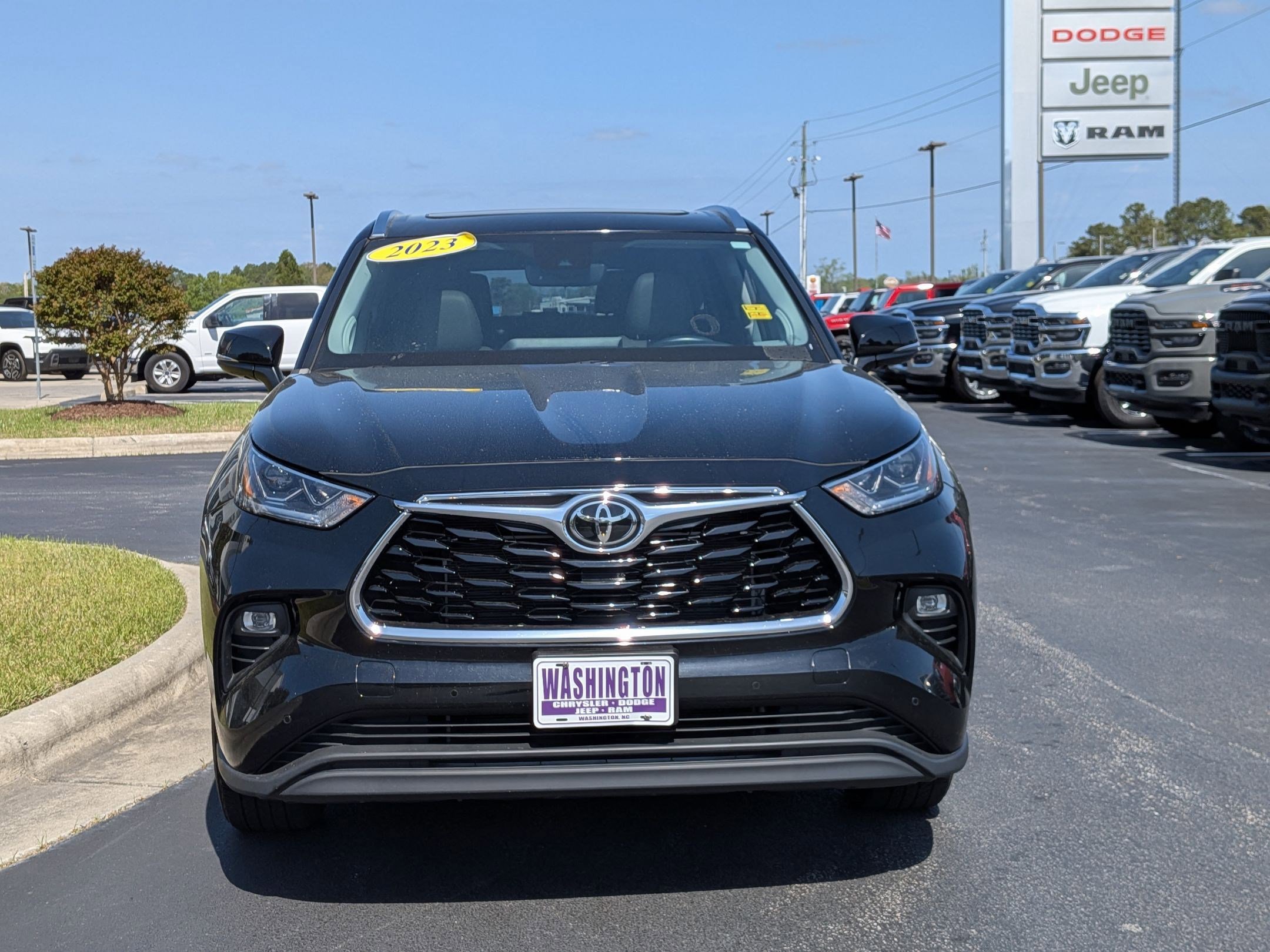 Used 2023 Toyota Highlander Limited FWD image 2