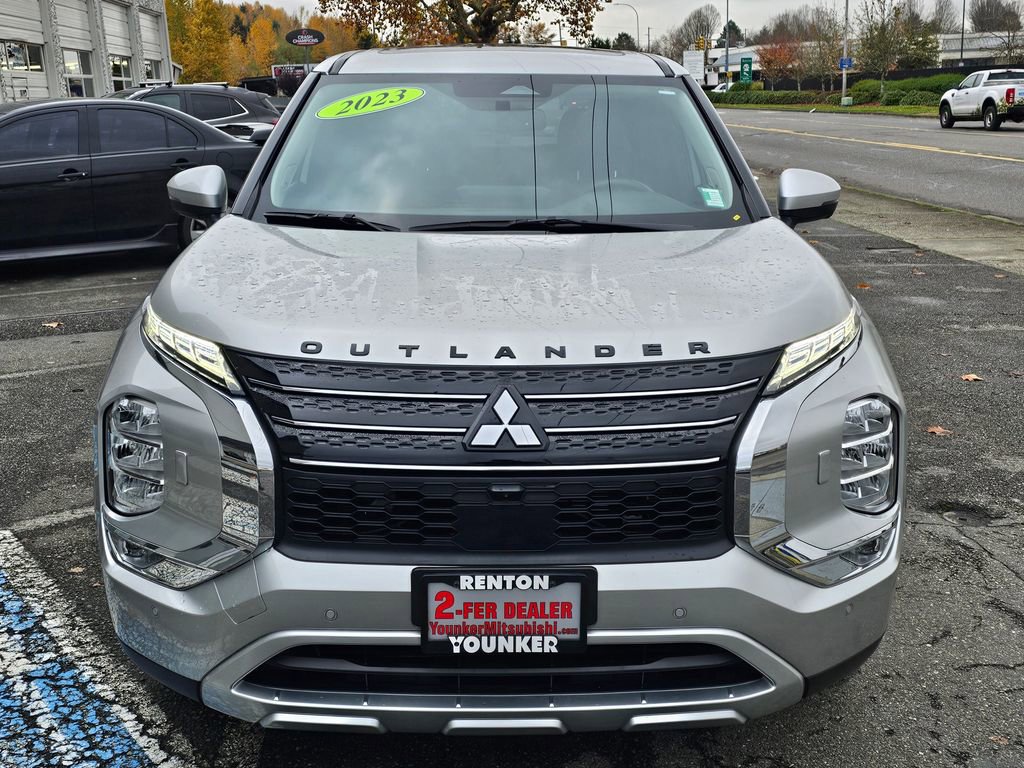 Used 2023 Mitsubishi Outlander SE image 2