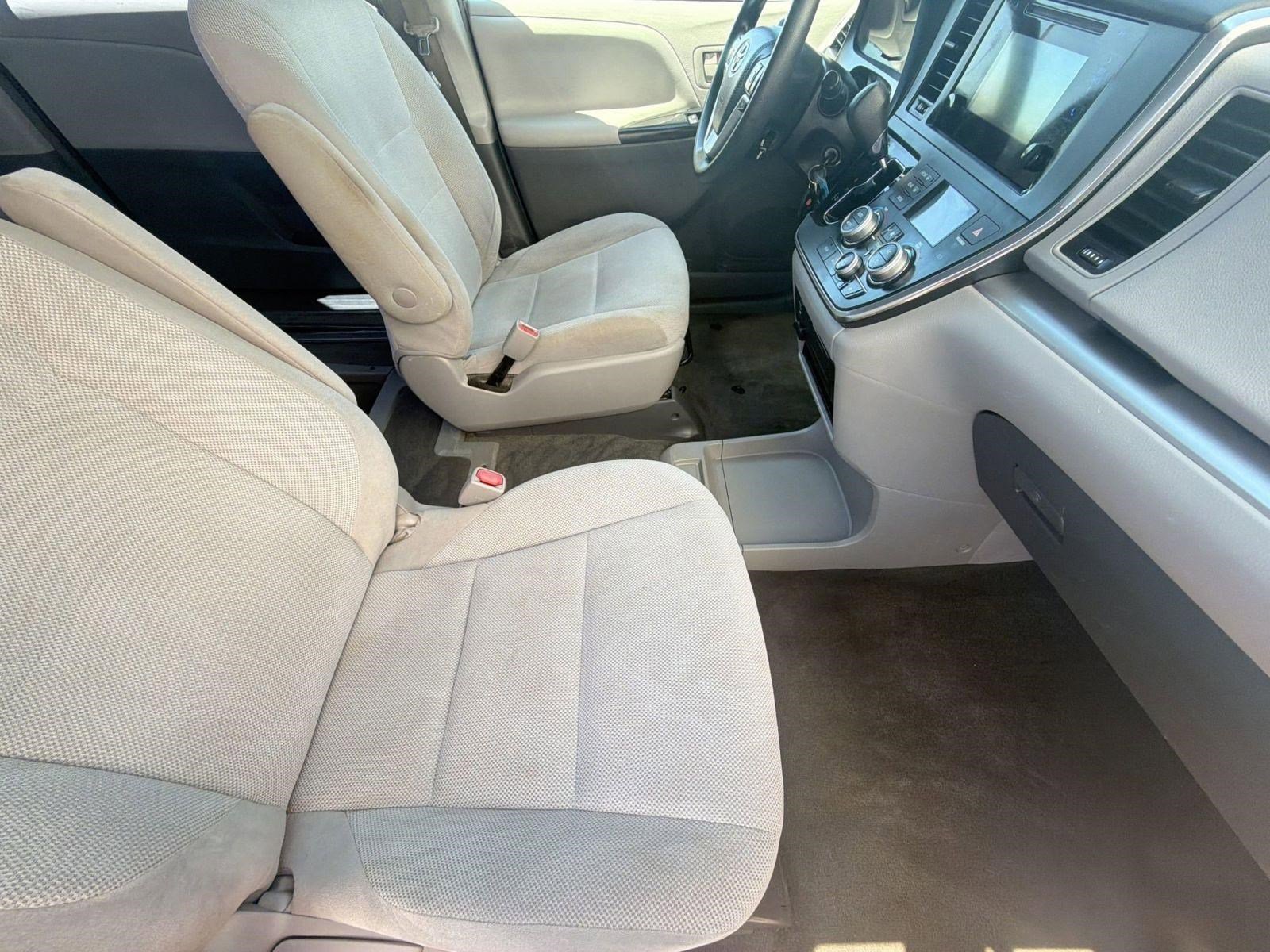 Used 2017 Toyota Sienna L FWD image 31