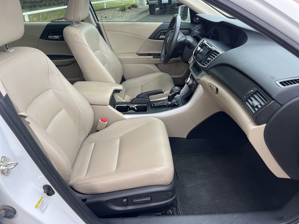 Used 2015 Honda Accord Touring image 12