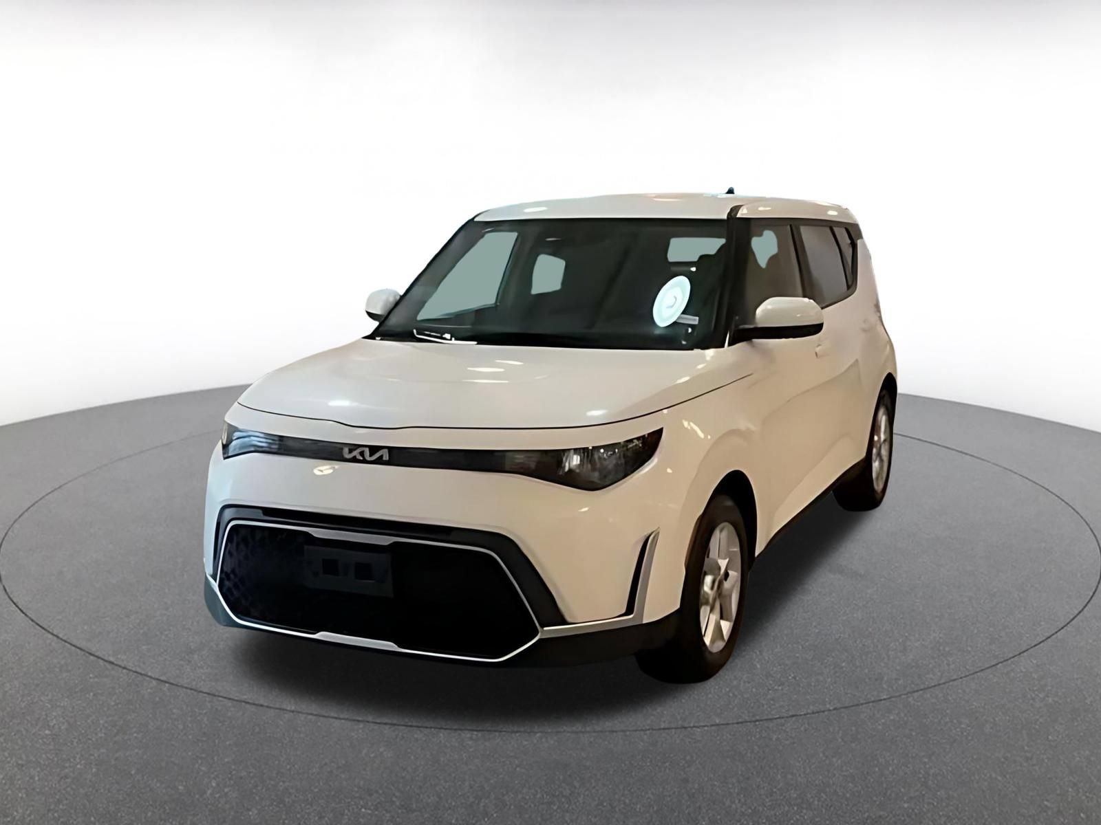 Used 2025 Kia Soul LX w/ LX Technology Package FWD image 4