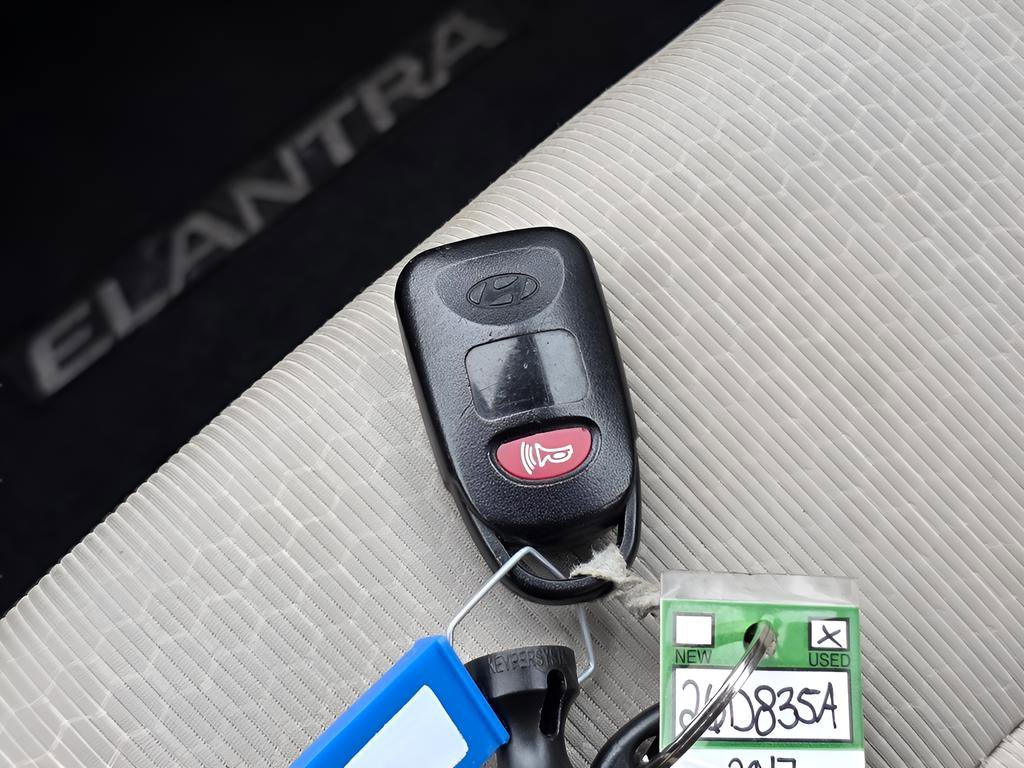 Used 2017 Hyundai Elantra SE image 34