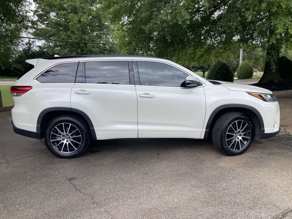 Used 2018 Toyota Highlander SE FWD image 2