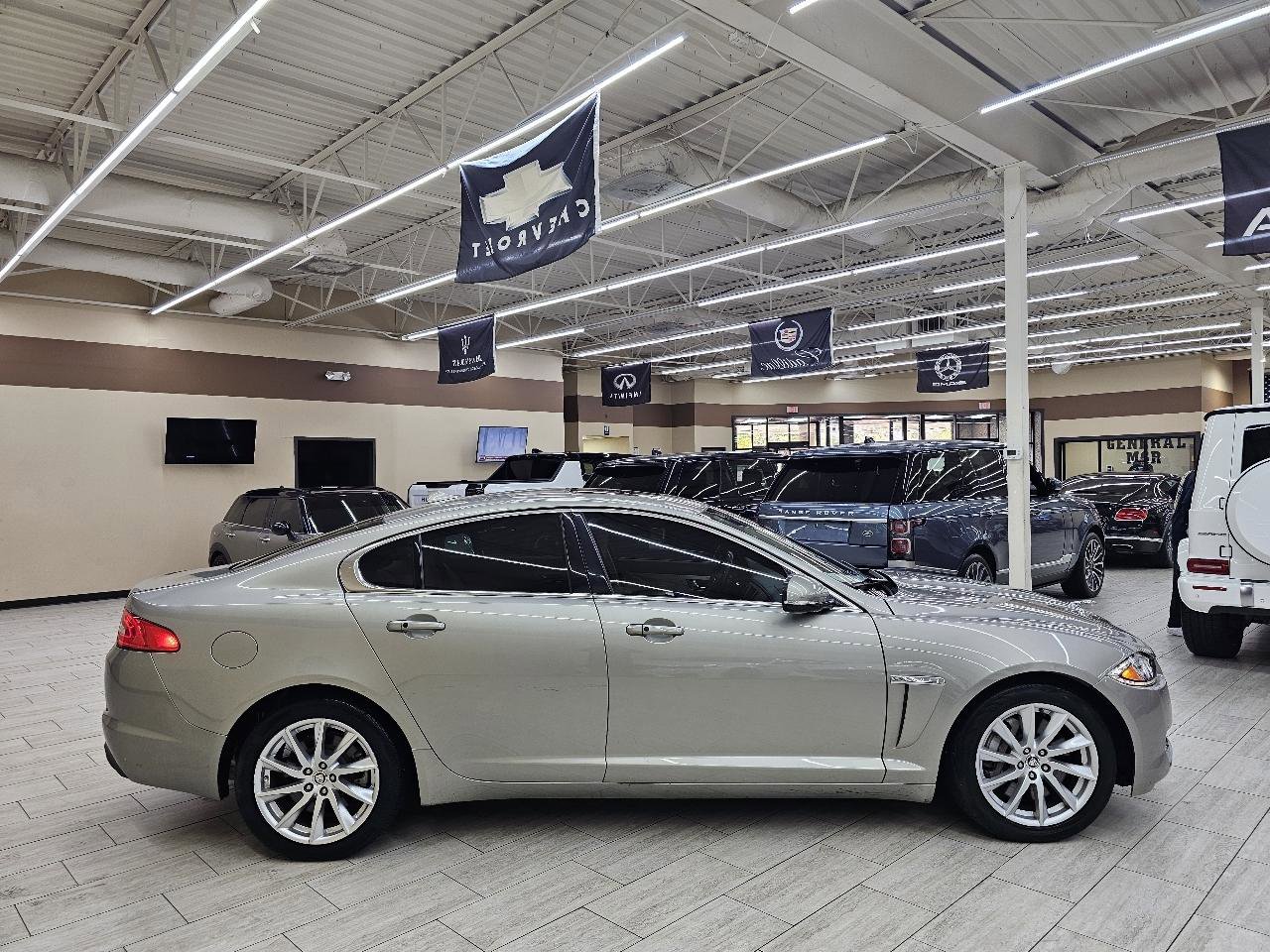 Used 2013 Jaguar XF image 5