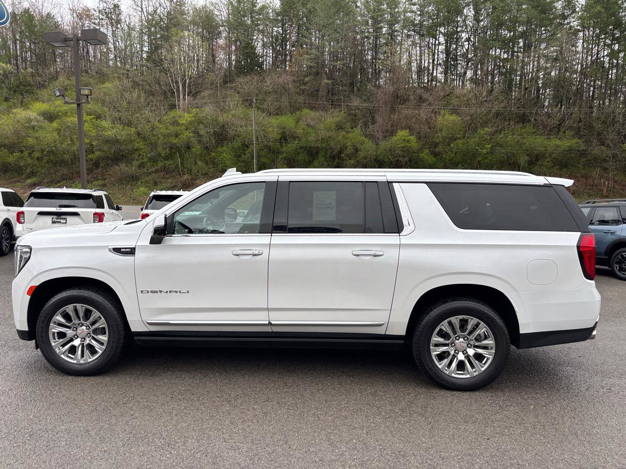 Used 2023 GMC Yukon XL Denali AWD/4WD image 2