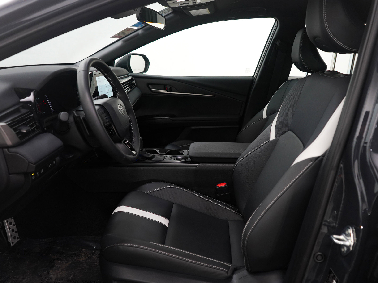 Used 2025 Toyota Camry SE image 15