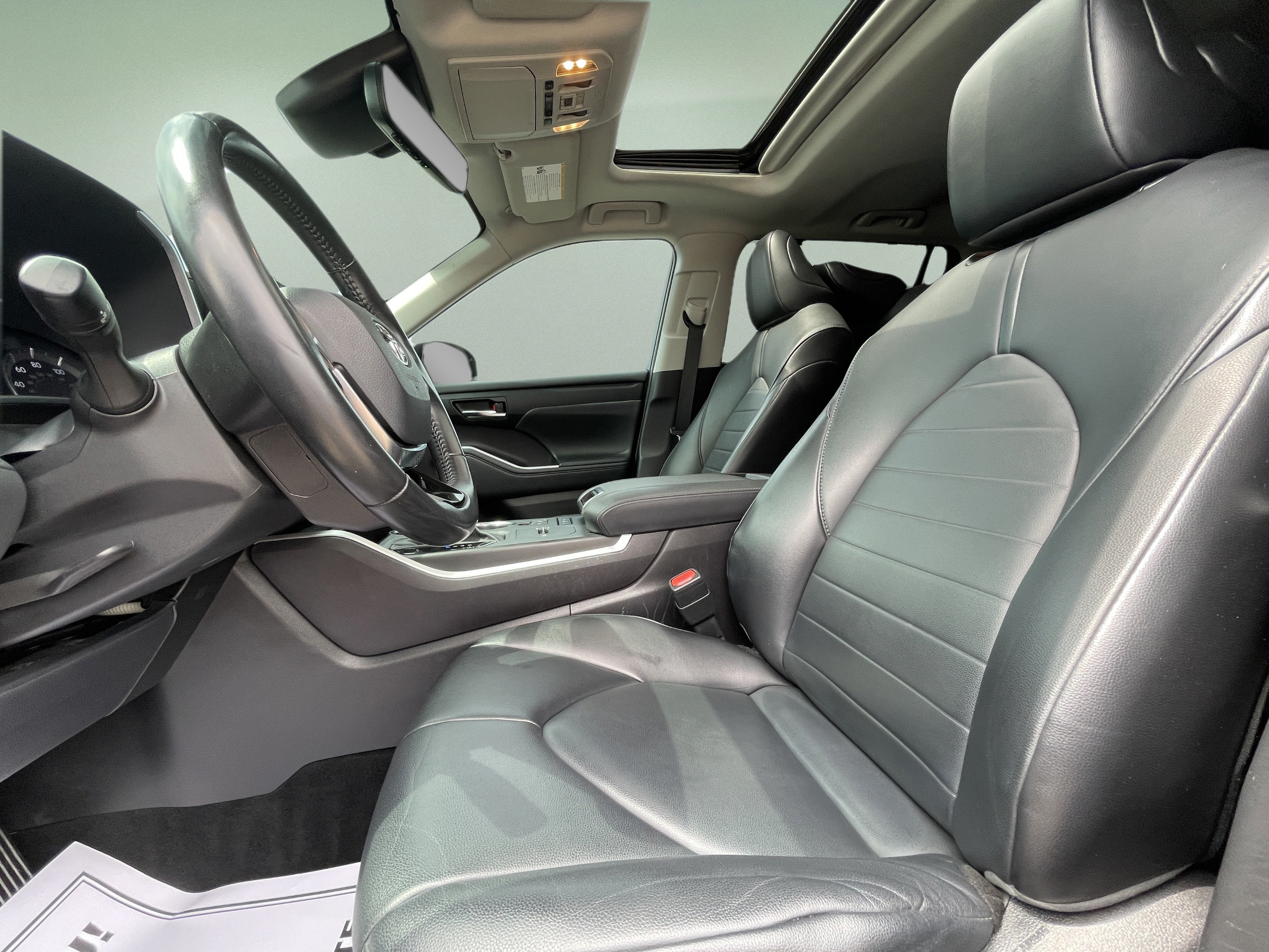 Used 2021 Toyota Highlander XLE AWD/4WD image 13