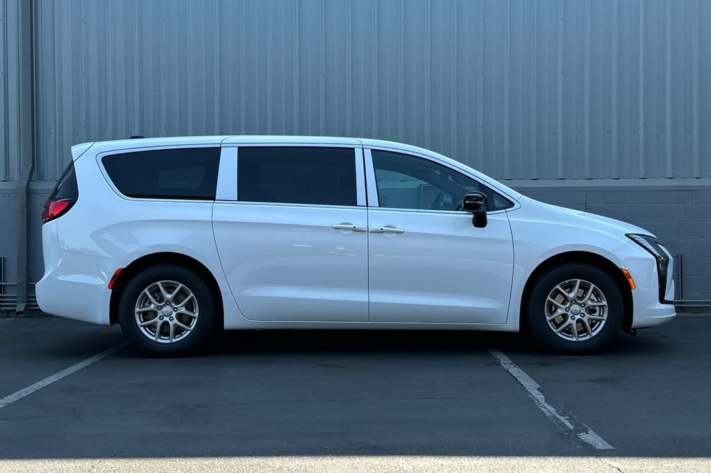 New 2027 Chrysler Pacifica Select FWD image 3