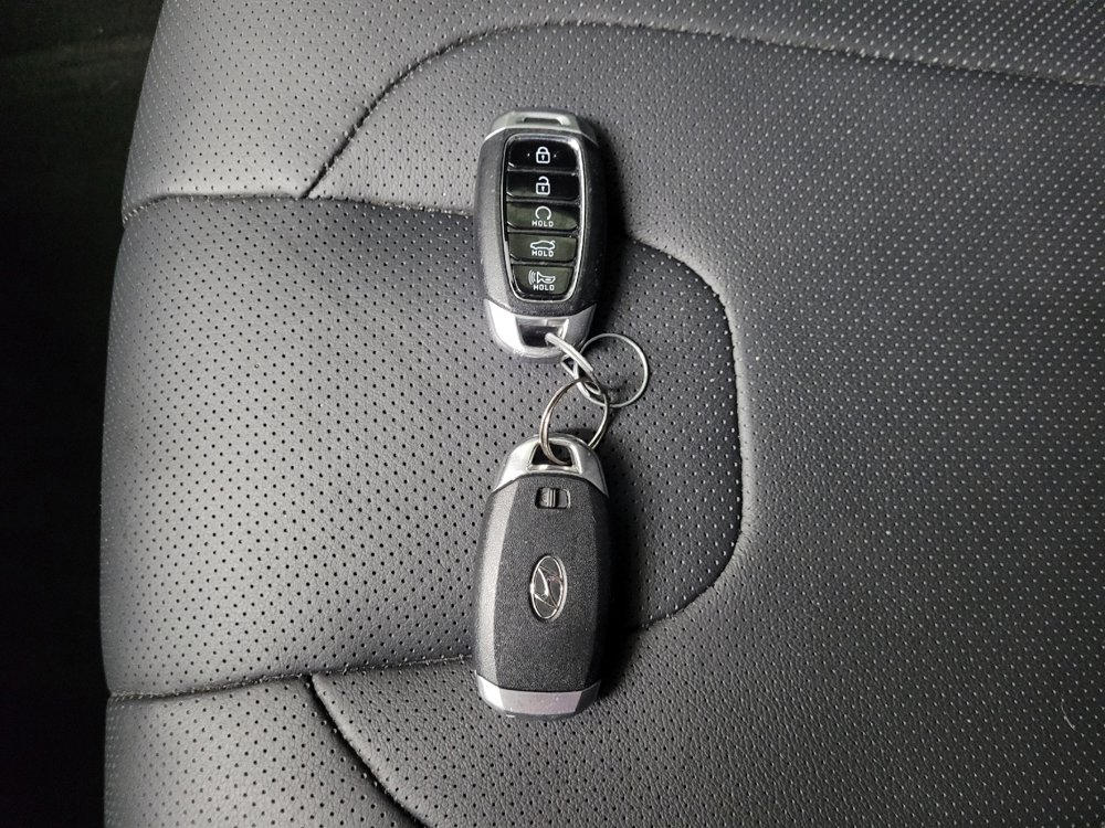 Used 2023 Hyundai Elantra Limited w/ Preferred Accessory Package FWD image 32