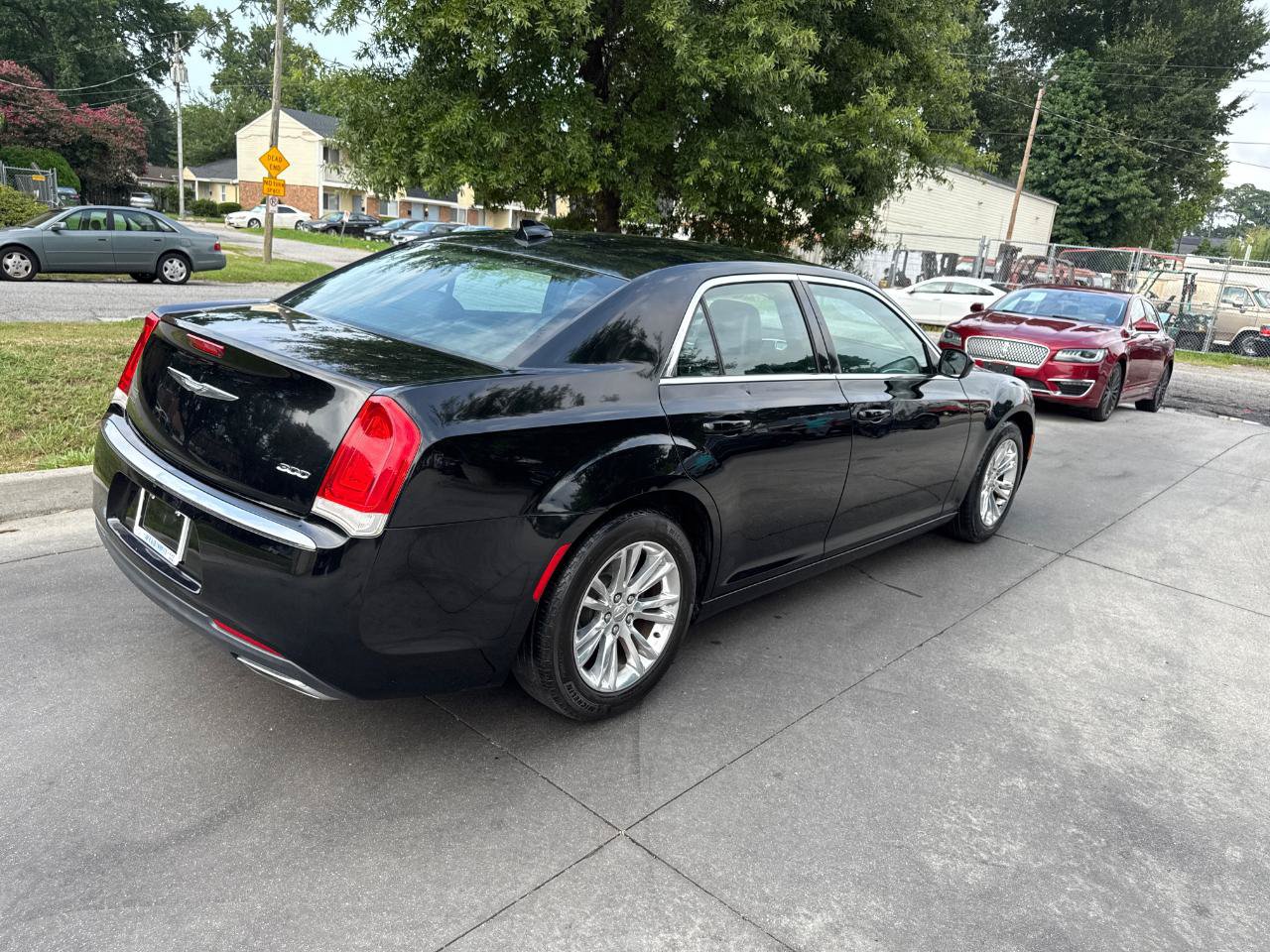 Used 2017 Chrysler 300 Limited RWD image 4