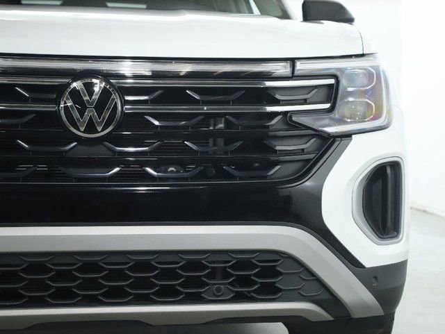 Used 2025 Volkswagen Atlas Peak Edition SE AWD/4WD image 7