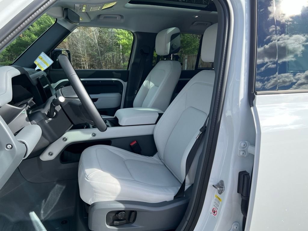 New 2025 Land Rover Defender 110 X-Dynamic SE image 12