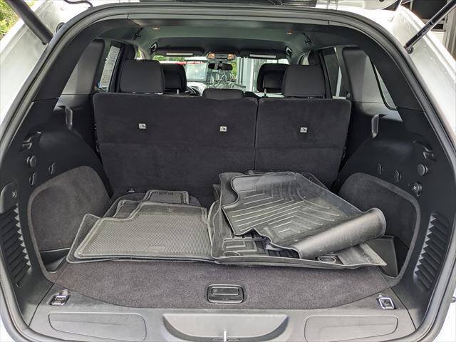 Used 2019 Jeep Grand Cherokee Laredo w/ Security & Convenience Group AWD/4WD image 14