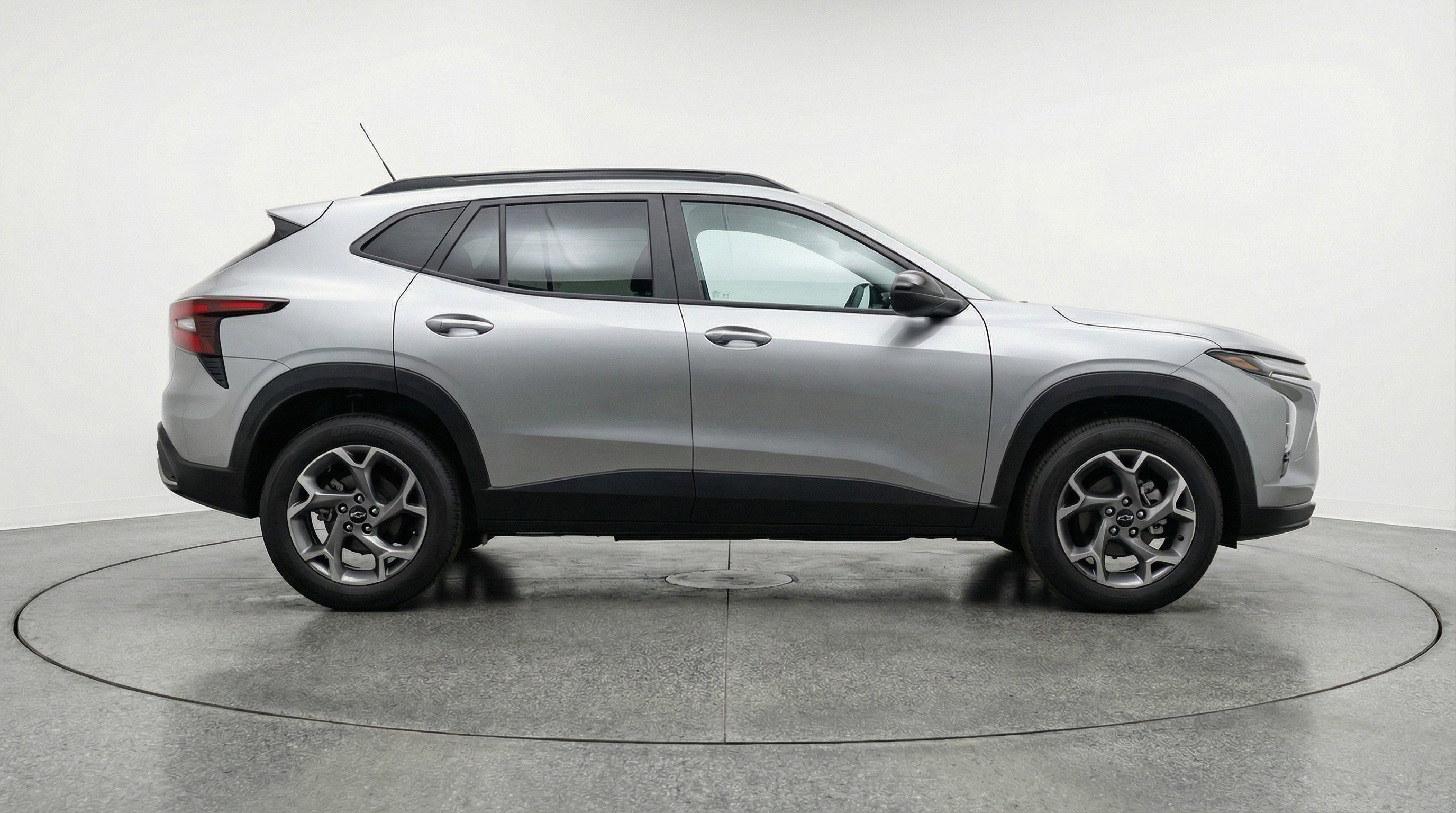 Used 2025 Chevrolet Trax LT FWD image 11