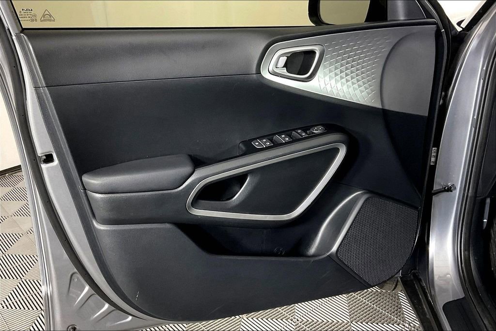 Used 2025 Kia Soul LX image 24