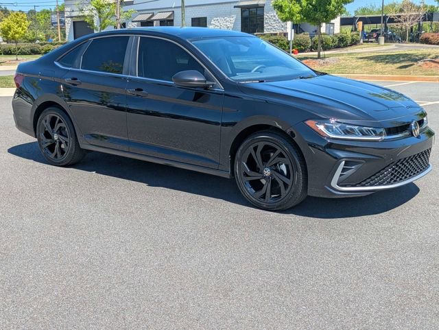 Used 2025 Volkswagen Jetta SE image 2