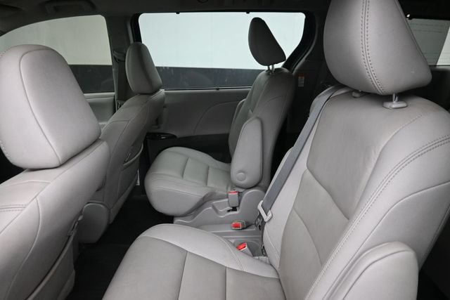Used 2020 Toyota Sienna XLE FWD image 19